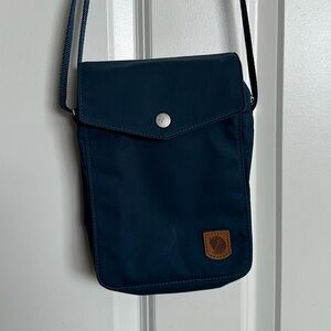 Fjallraven Greenland pocket crossbody navy